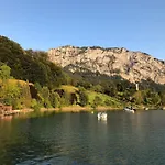 アパート With Amazing Lake- And Mountain View