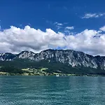 アパート With Amazing Lake- And Mountain View