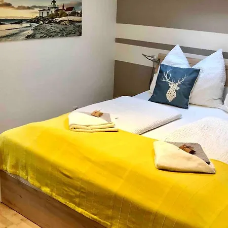 With Amazing Lake- And Mountain View Daire Ober Feuchten