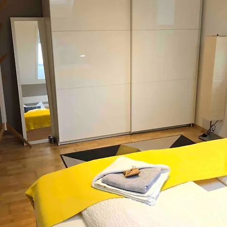 With Amazing Lake- And Mountain View Daire Ober Feuchten